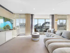 Sydney's Landmark Views from Luxury 2Bd Apt
