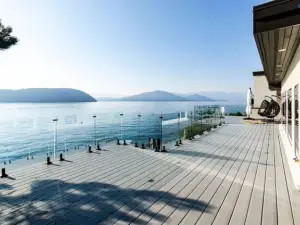 Waterfront Luxury Residence