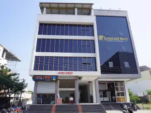 เอเมอรัลด์ เนสต์