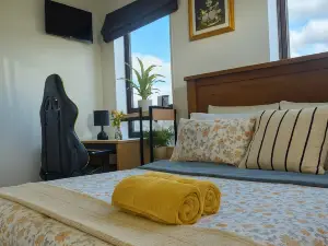 Stylish Suite Near Airport | Pvt Bath + Parking