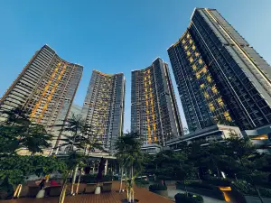 Tang · Gold Coast Pik Sea View Apartment