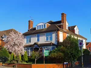 Ricky Road Guest House - Premium
