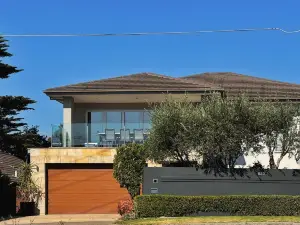 Modern Frankston South Holiday House wth Bay View