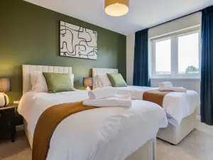 Sleeps 5 3 Bedroom House in Bourne with Parking