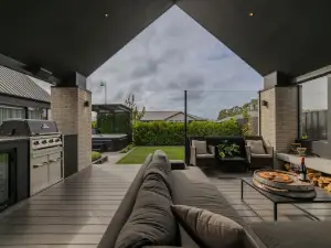 Stylish Home w/ Private Spa, Indoor & Outdoor Fire