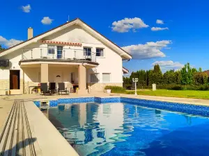 Pool cottage retreat near Prague - Perfect for spa retreat