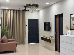 Runa Homestay Jasin - Cozy 3BR with AC & Netflix