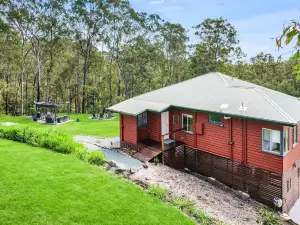 Stylish, Scenic Rural Retreat, foothills of Mt Mee