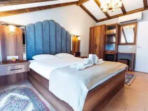 Poison Garden Suit & SPA