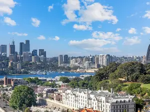 CBD Luxury| 1BR Harbour Views & Premier Facilities