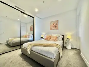 High-Floor City View 2BR Free Parking Apartment in Fortitude Valley