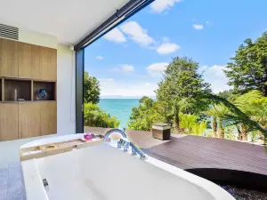 Exclusive Jacuzzi Suite - Ocean Views & Beach