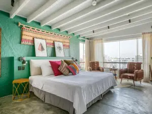 ナイア ミラフローレス