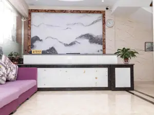 Huazhou Baiyun Apartment