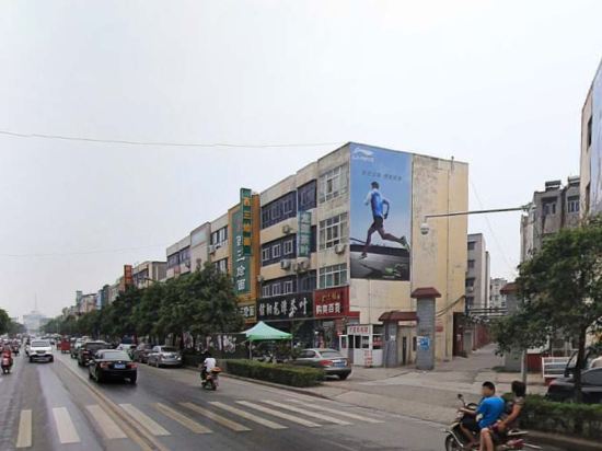 酒店坐落于河南中部——素有"大枣之乡,黄帝故里"之称的新郑市.