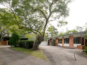 Spacious Hideaway Retreat, Brookfield, Brisbane