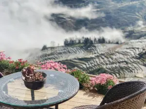 A place to watch the sunrise over the sea of clouds and terraces