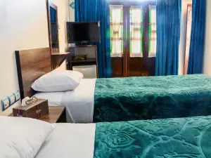Firoozeh Traditional Hotel