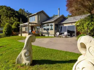 Rotorua Lakes Luxury Lakeside Bed and Breakfast