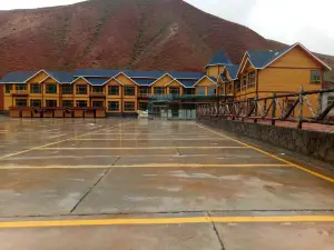 祁连雾漫山野饭店