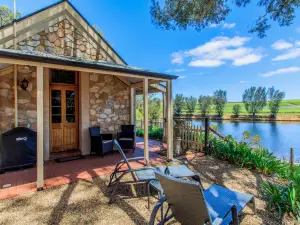 Stonewell Cottages & Vineyards