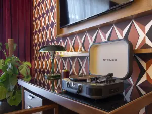 บราวน์ อะโครพอล, สมาชิกของบราวน์ โฮเทลส์