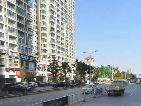 襄阳民发世际大酒店位于襄阳市核心地段,毗邻诸葛亮广场,南依长汉路