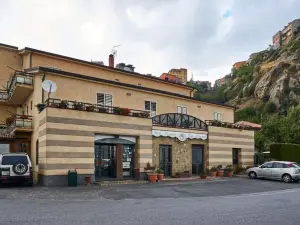 Hotel Mazzurco