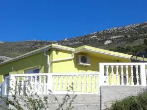 Sunny Holiday House with Pool