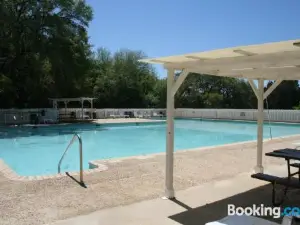 Medina Lake Camping Resort Cabin 4