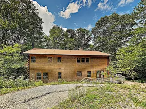 Luxurious Mountain-View Lodge W/ Gym & Game Room 4 Bedroom Home