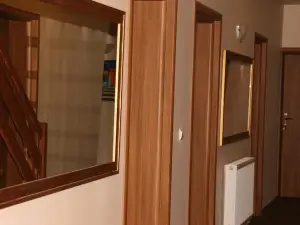Kolumny 217- Tanie Noclegi Pracownicze, Parking bezpłatny