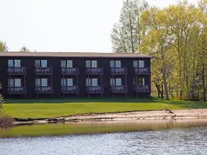 Lake Fanny Hooe Resort-2 Bed with Balcony #21 1 Bedroom Hotel Room by RedAwning
