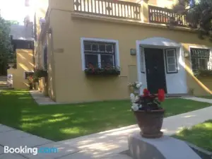 Exquisites Gartenapartment in Eleganter Jugendstilvilla