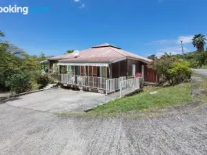 Bungalow Accueillant a Bouillante Avec Climatisation et Terrasse