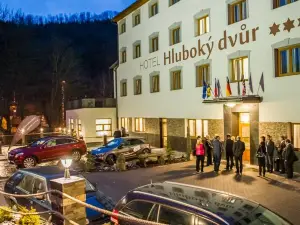 Wellness Hotel Hluboky Dvur