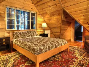 Wild Lily Magical Riverfront Retreat with Guest Cabins and Hot Tub