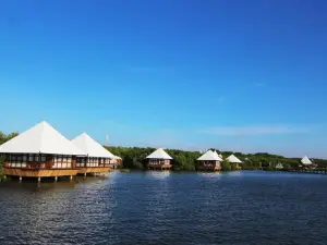 BeeJay Bakau Resort