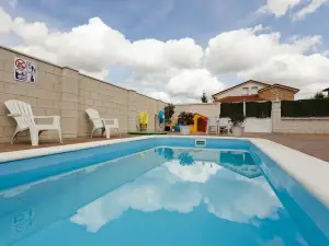 House with 6 Rooms in Nava de la Asunción, with Private Pool, Terrace, Enclosed Garden and Wifi