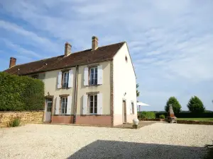 Authentic Burgundy Holiday Home with Plenty of Space and Privacy, Near Diges