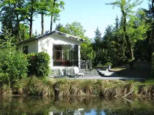 Modern chalet met twee terrassen en ligging aan een vijver