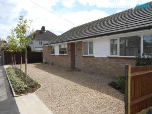 Luxury 4 Bed 3 Bathroom Bungalow , South West of London, the Dapples