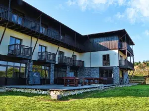 Potcoava Mountain Hideaway