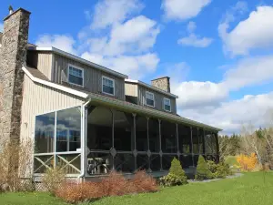 Chanterelle Inn & Cottages Featuring Restaurant 100 KM