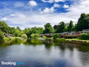 North Wales Lake View 2 Bedroom