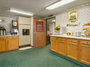 Super 8 by Wyndham Spencer