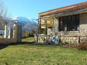House With 6 Bedrooms in Navaluenga, With Wonderful Lake View and Enclosed Garden