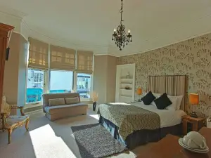 Monties Guest House - Adults Only