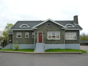 Stonehouse Motel and Restaurant