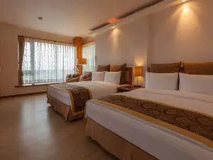 Walking through the Hongqiao Bed and Breakfast